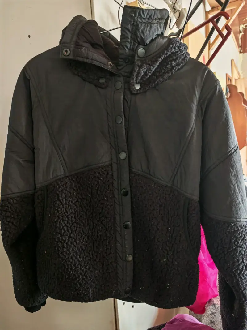 Chaqueta parka negra con capucha - 1