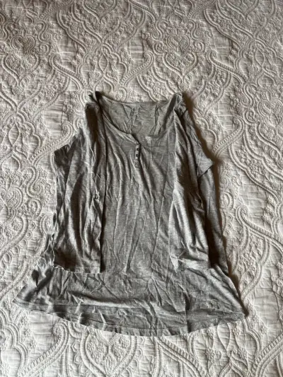 Polera gris con botones - miniatura 1