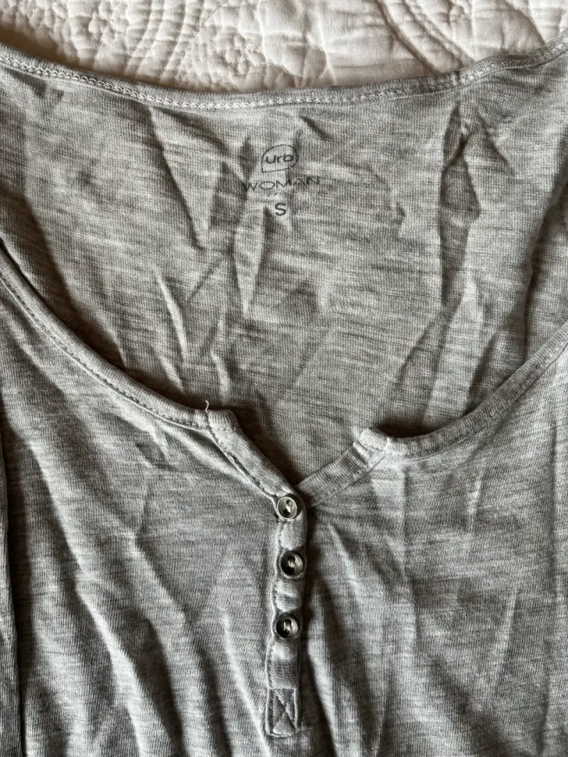 Polera gris con botones - 2