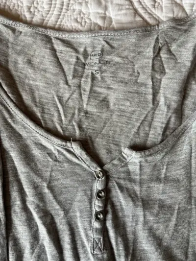 Polera gris con botones - miniatura 2