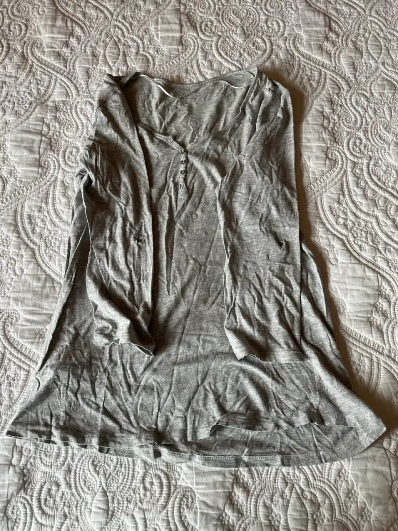 Polera gris manga larga - 1