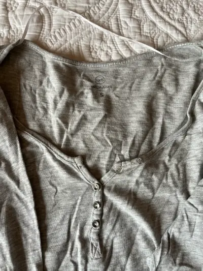 Polera gris manga larga - miniatura 2