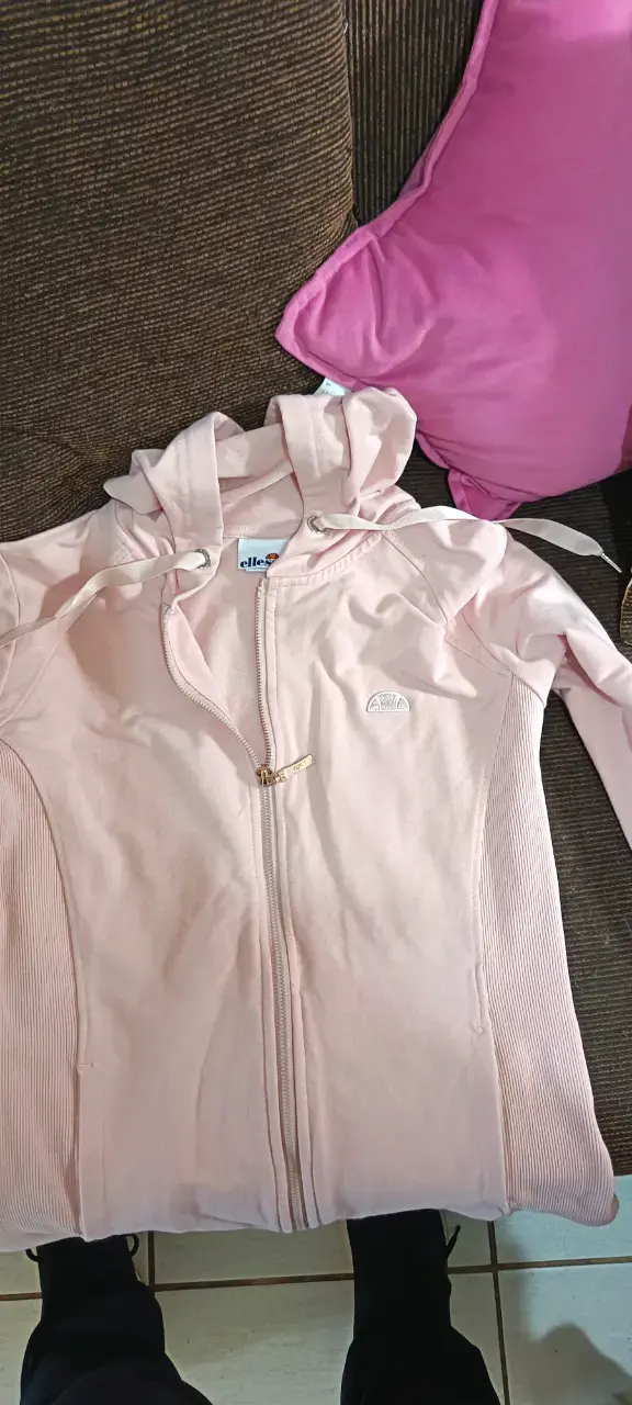 Chaqueta rosada con capucha