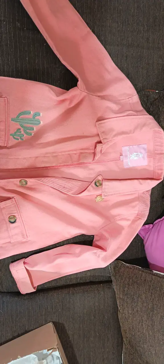 Chaqueta rosa con parches