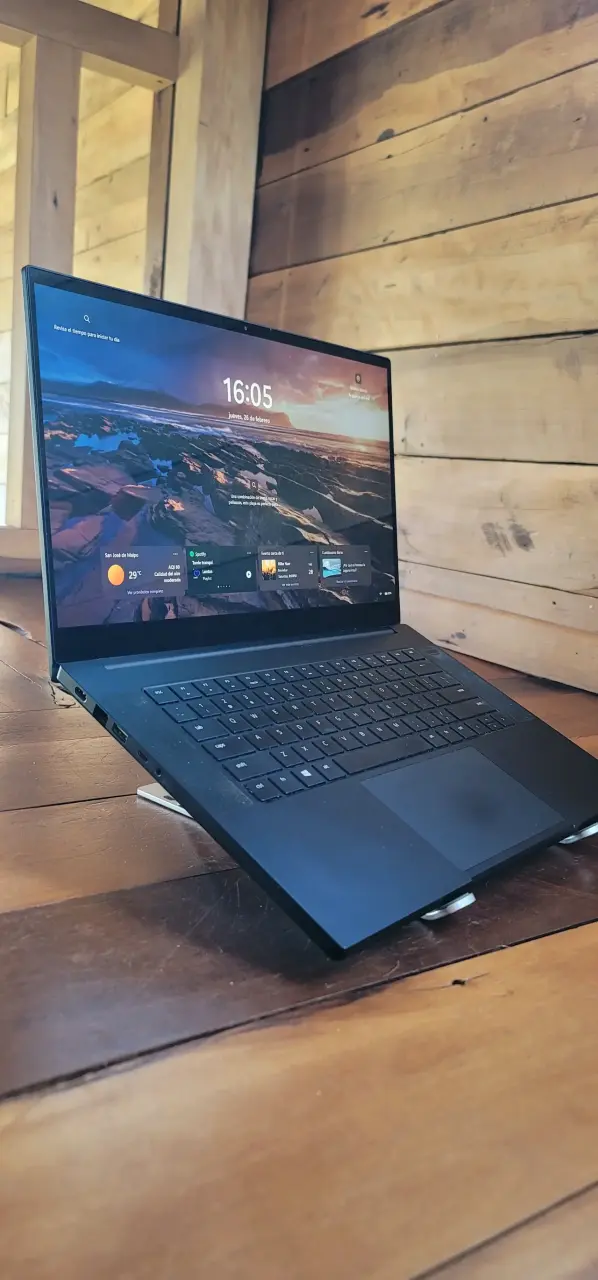 Notebook portátil negro usado - 1