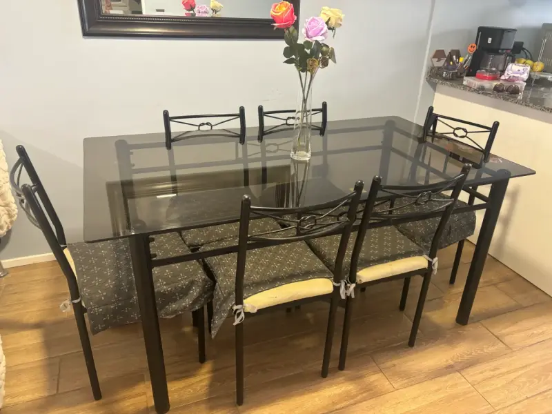 Comedor con mesa vidrio y 6 sillas - 1