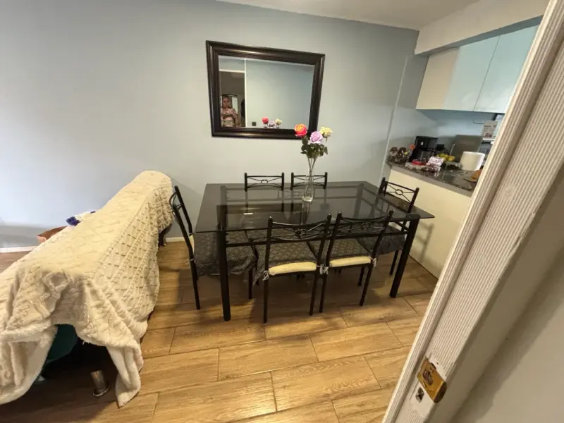 Comedor con mesa vidrio y 6 sillas - 2