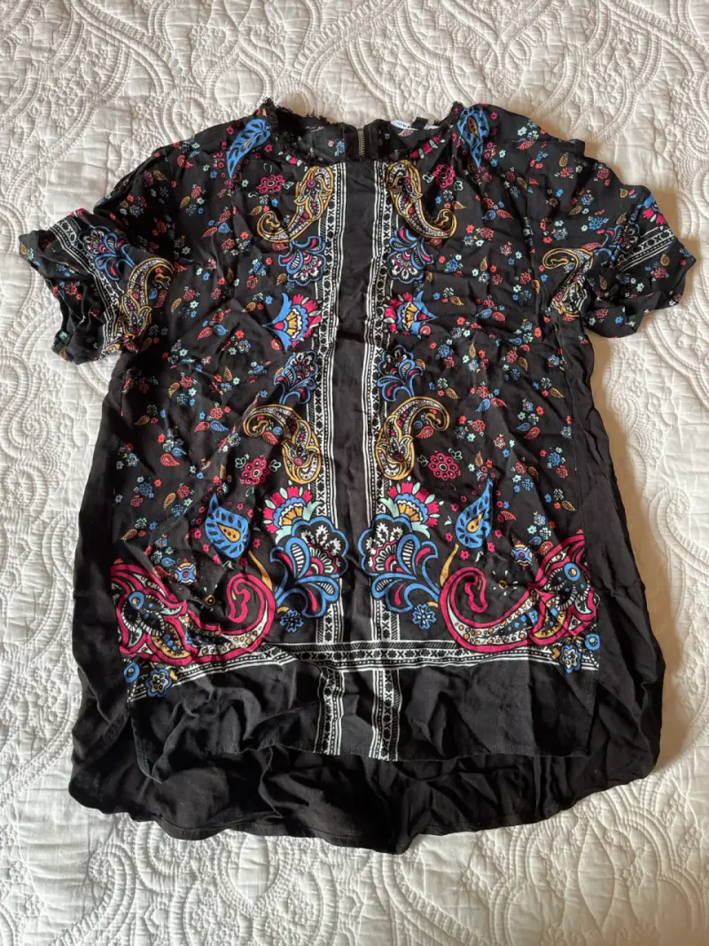 Blusa negra con estampado floral - 1