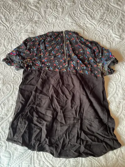Blusa negra con estampado floral - miniatura 2