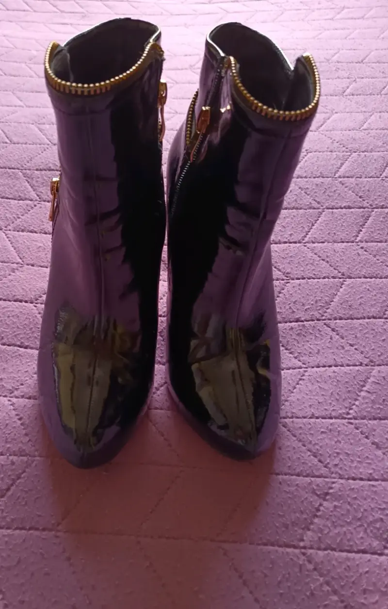 Botines de charol negro marca chalada - 1