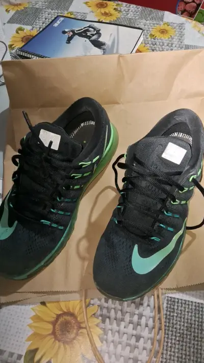 Zapatillas deportivas negras y verdes - miniatura 1