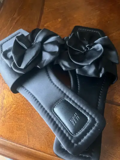 Sandalias negras de raso con flores - miniatura 1