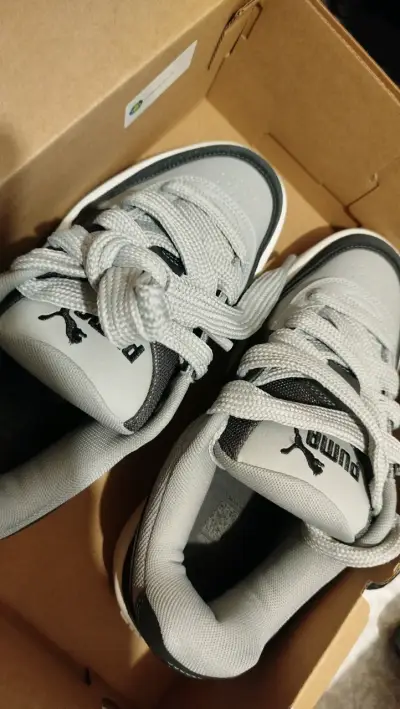 Zapatillas Puma gris negro y blanco - miniatura 1