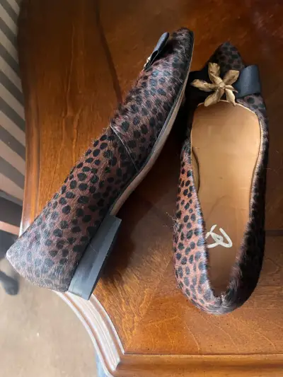 Zapatos de cuero animal print con evilla de flor - miniatura 2