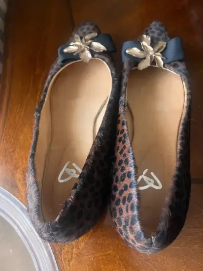 Zapatos de cuero animal print con evilla de flor - miniatura 3