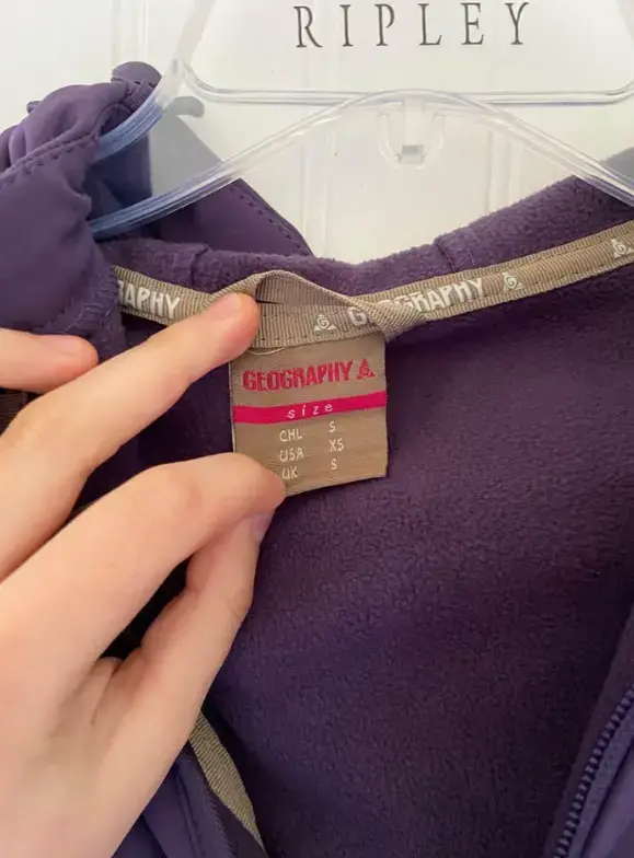 Chaqueta morada con capucha - 2