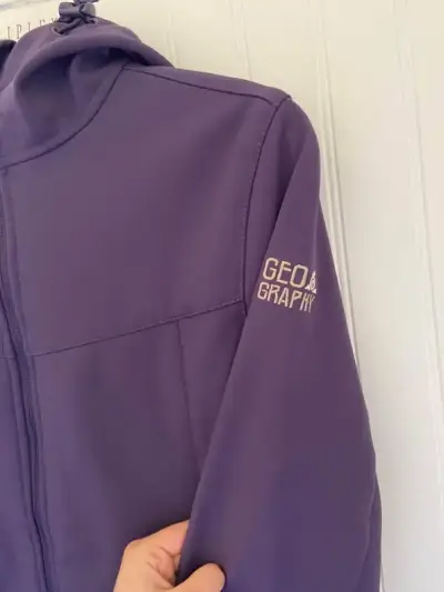 Chaqueta morada con capucha - miniatura 3