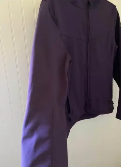 Chaqueta morada con capucha - miniatura 4