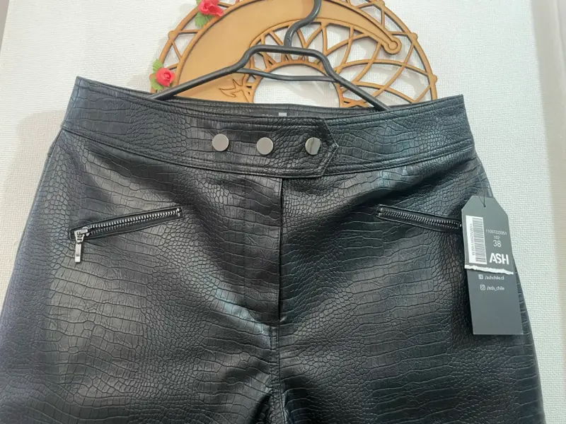 Pantalones cuero negro estampado talla 38 - 1