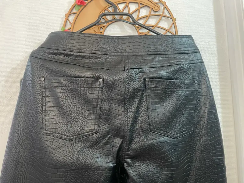 Pantalones cuero negro estampado talla 38 - 4