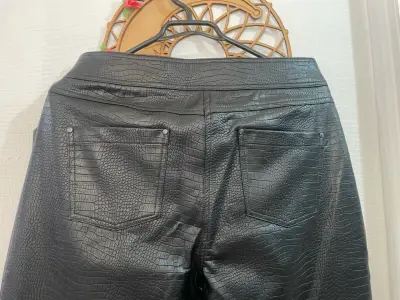 Pantalones cuero negro estampado talla 38 - miniatura 4