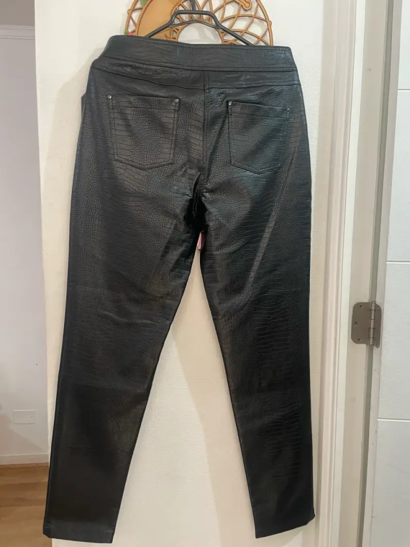Pantalones cuero negro estampado talla 38 - 5