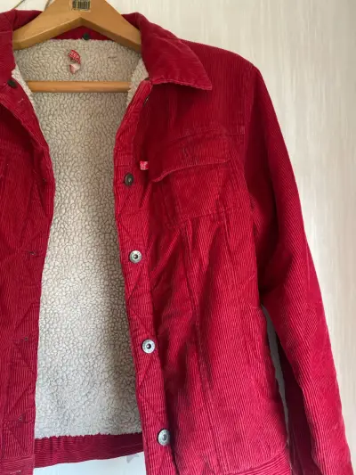 Chaqueta roja de cotele con chiporro - miniatura 2