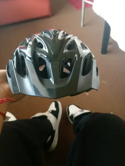 Casco de ciclismo negro - miniatura 4