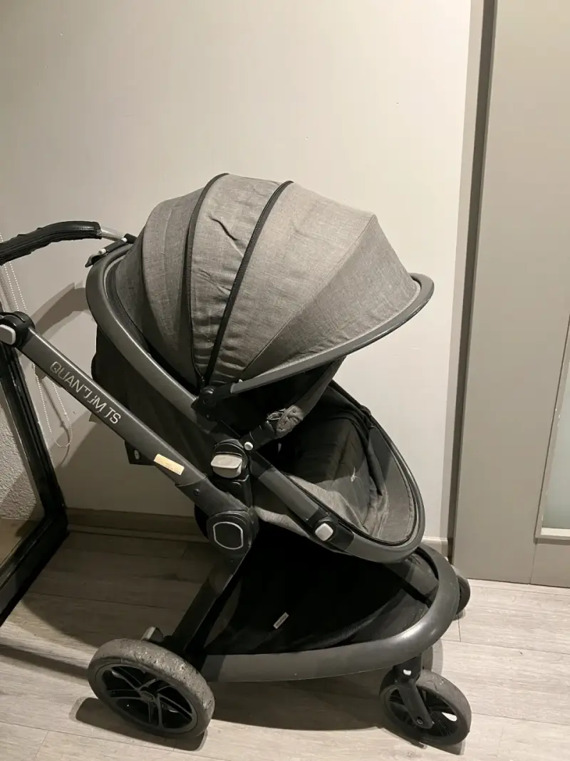 Coche de bebé gris en buen estado - 2