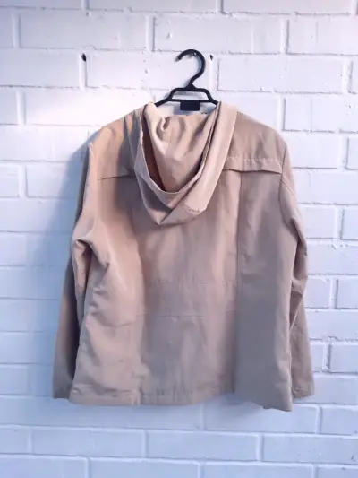 Chaqueta beige con capucha - miniatura 2