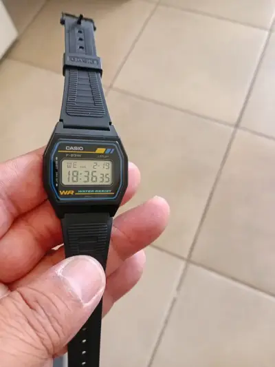 Reloj Casio clásico negro F-23w - miniatura 1