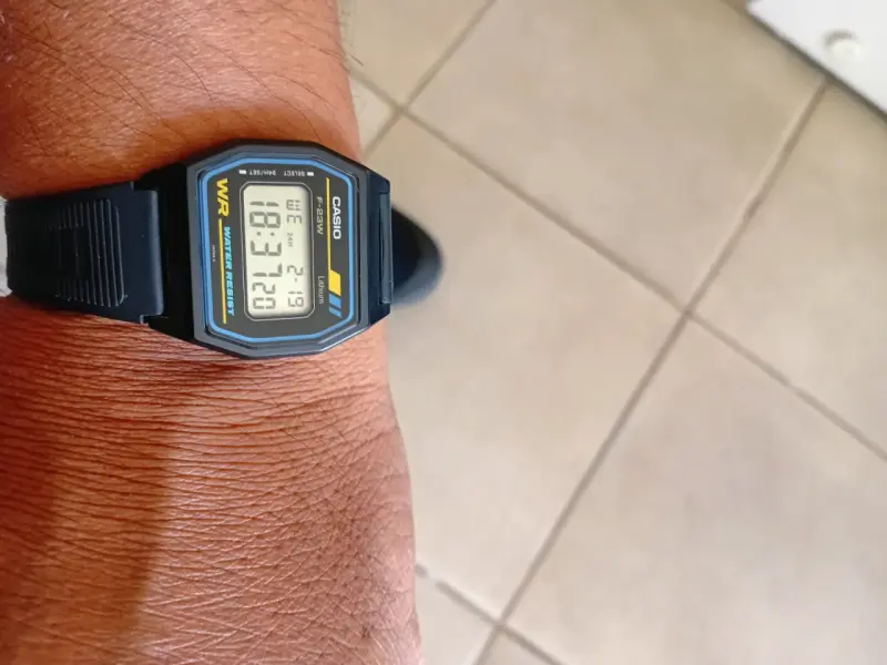Reloj Casio clásico negro F-23w - 5