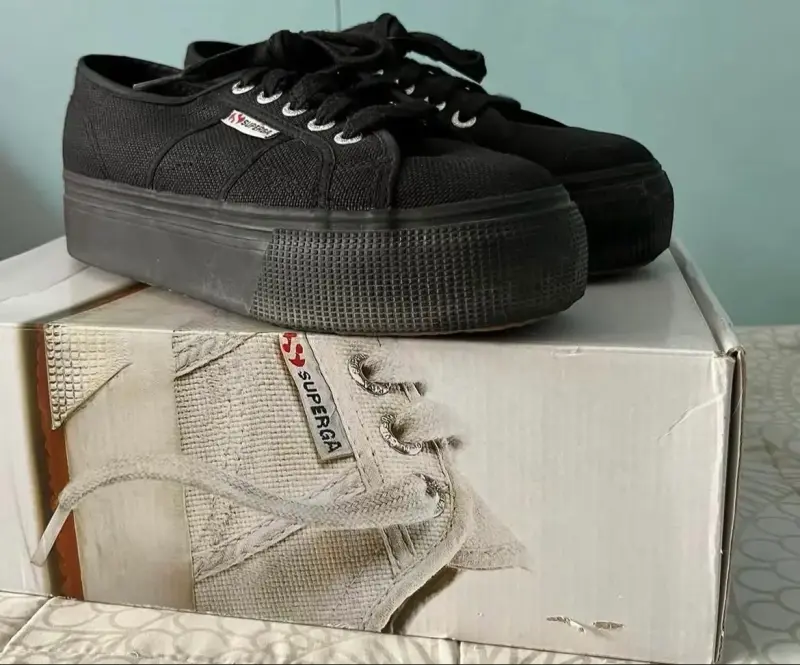 Zapatillas superga. Línea up and down full black.