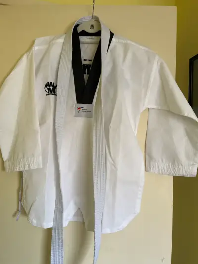 Dobok de taekwondo blanco y negro - miniatura 1
