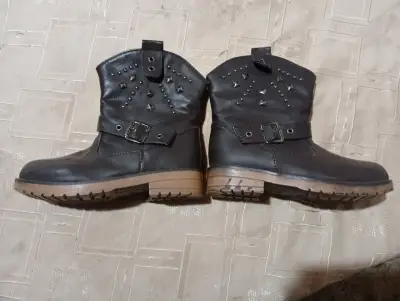 Botas negras con tachas - miniatura 1