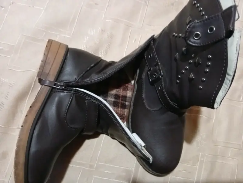 Botas negras con tachas - 2