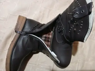 Botas negras con tachas - miniatura 2