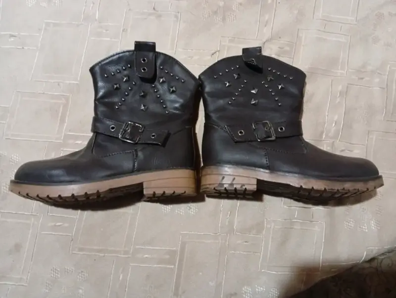 Botas negras con tachas - 5