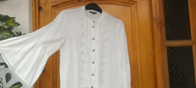 Blusa blanca con encaje - miniatura 1