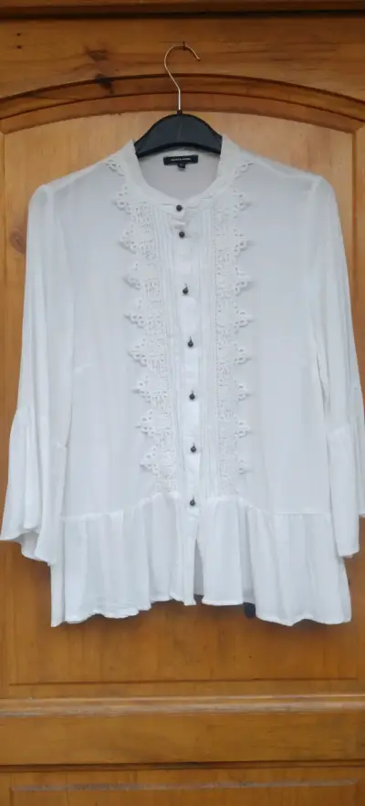 Blusa blanca con encaje - miniatura 2