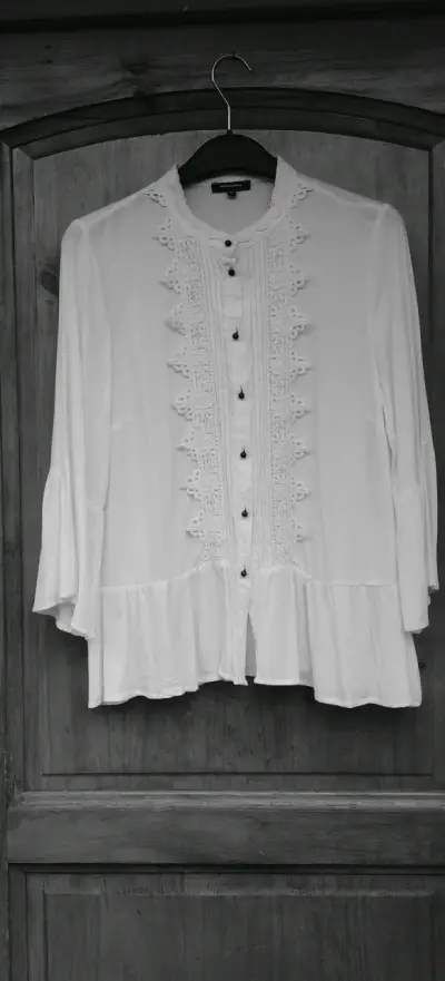 Blusa blanca con encaje - miniatura 3