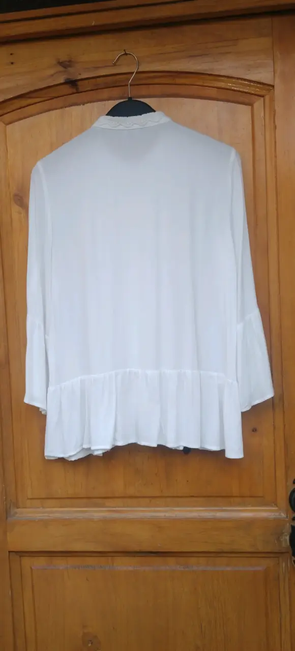 Blusa blanca con encaje - 4
