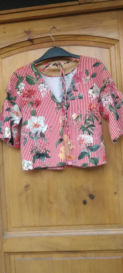 Blusa floral con rayas rojas - miniatura 1