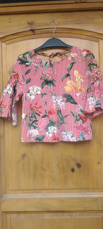 Blusa floral con rayas rojas - miniatura 2