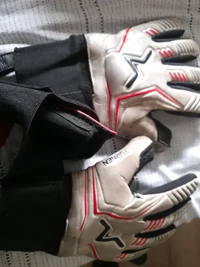 Guantes de arquero usados - miniatura 1