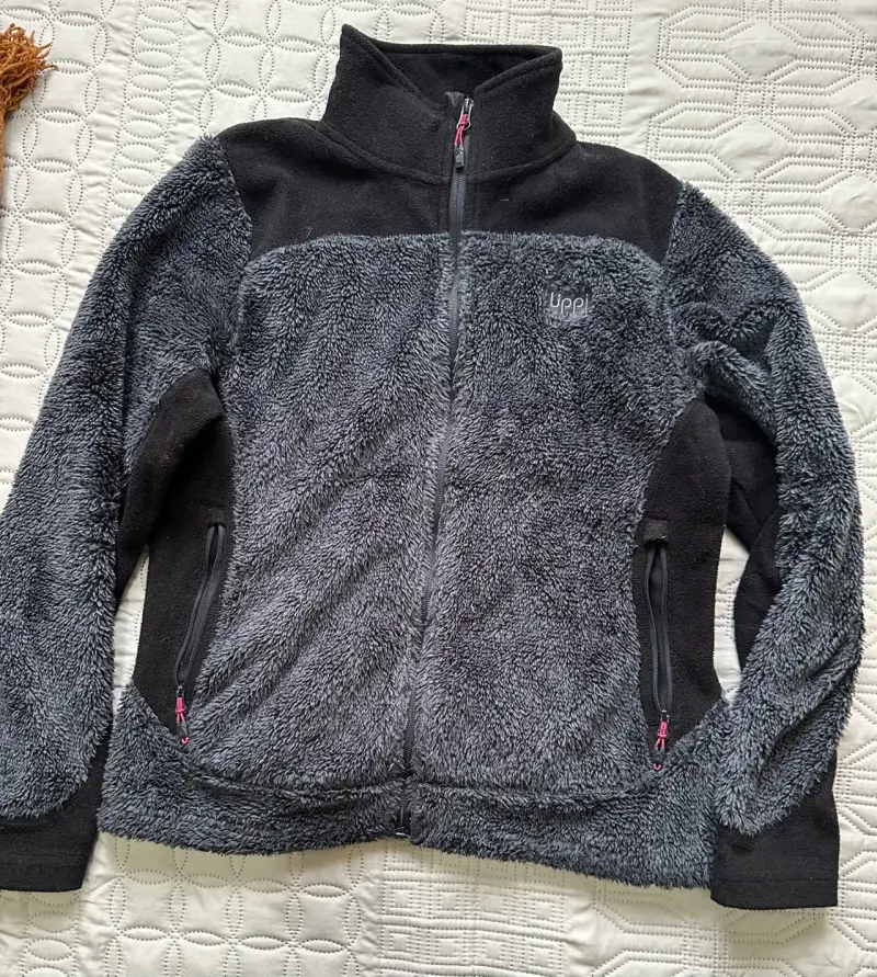 Chaqueta polar gris y negra