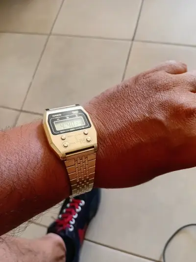 Reloj digital dorado Casio vitage - miniatura 1