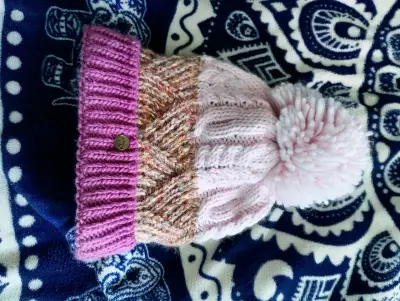 Gorro de lana con pompón rosa - miniatura 1