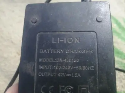 Cargador de patineta eléctrica   Li-Ion 42V - miniatura 1