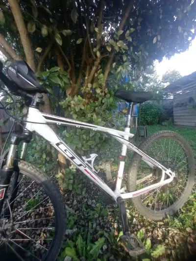 Bicicleta GT montaña blanca - miniatura 1